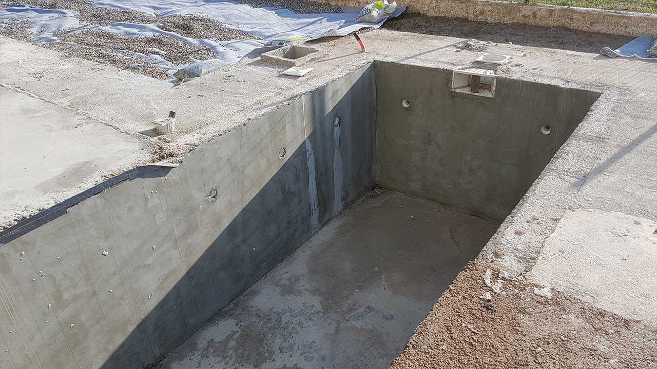Rénovation d'une piscine en béton avant - Blue 2.0